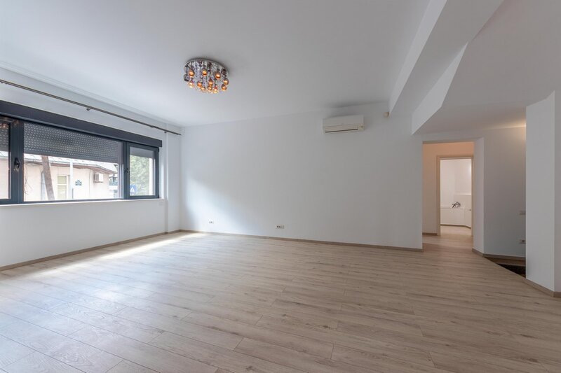Banu Manta, 156 mp, parter 5 camere